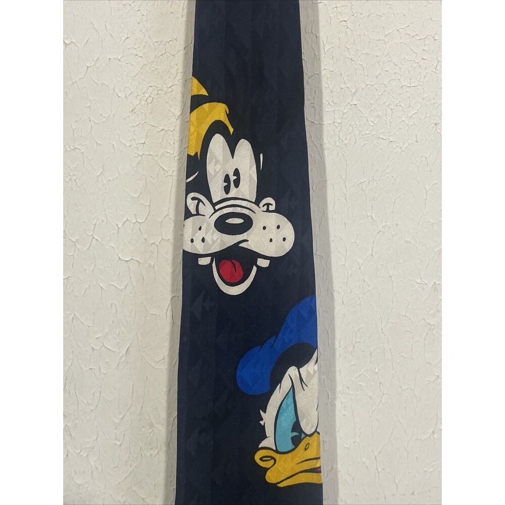 Novelty Tie Mickey Mouse  Disney  Mickey Donald Duck Goofy Disney Store NWT - Picture 4 of 5